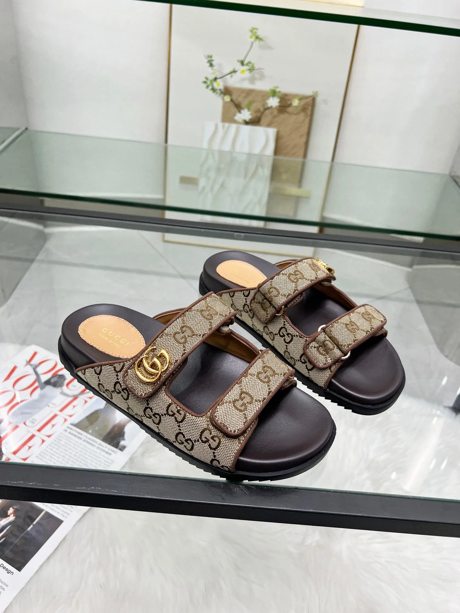👟👟Ex-factory price 480👟👟 Gucci two-strap Velcro flat sandals beach shoes early spring series GG classic presbyopic cloth beach sandals are decorated with classic GG presbyopic canvas fabric fabric with double G metal buckle ✔️ Fabric: Original customized imported double G presbyopic ✔️ Lining: imported sheepskin ✔️ Heel: 2.0CM thick sole ✔️ Outsole: Mold imported rubber sole ✔️ Code number: 35-40 (41 customized, non-refundable)